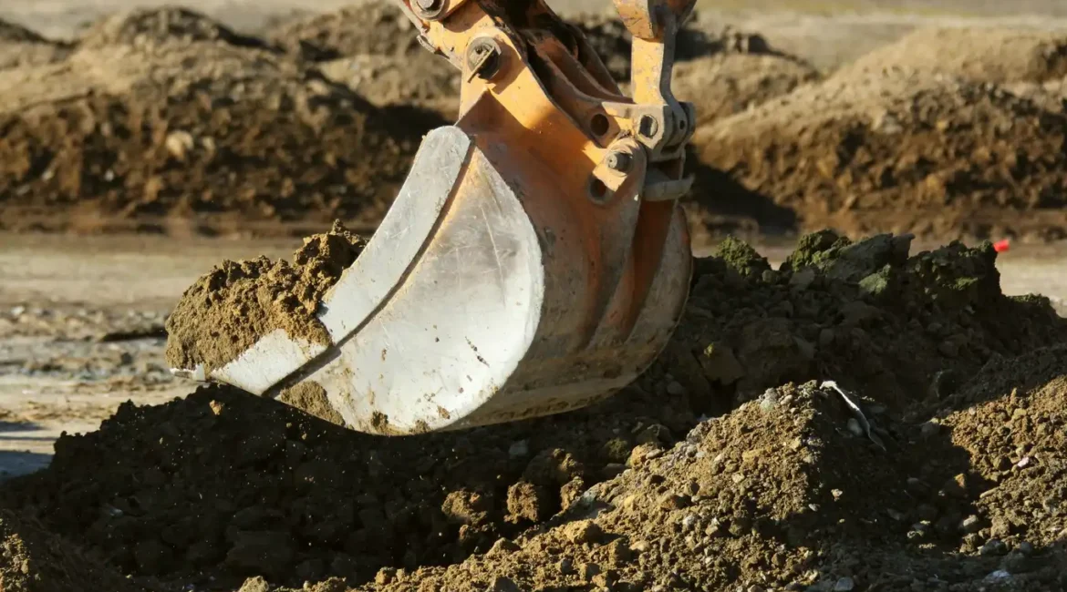 koparka nabierająca piasek łyżką